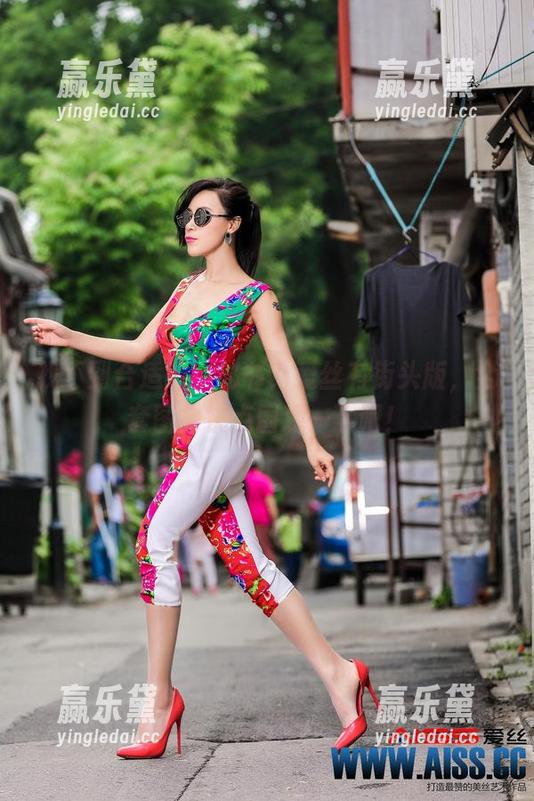 找不到合适的小秘书？爱丝有街头版，全套图集快点围观一下吧！