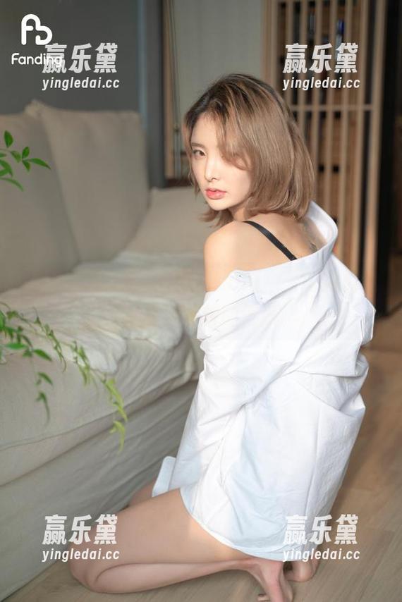 别小看这黑色，Hyoyeon(김효연)的精选让它充满独特的气质。
