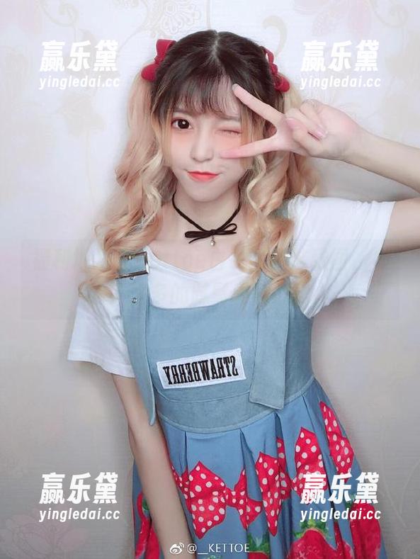 福利地发放Kettoe白色网袜这张图，饱含了太多的时髦和小心思。