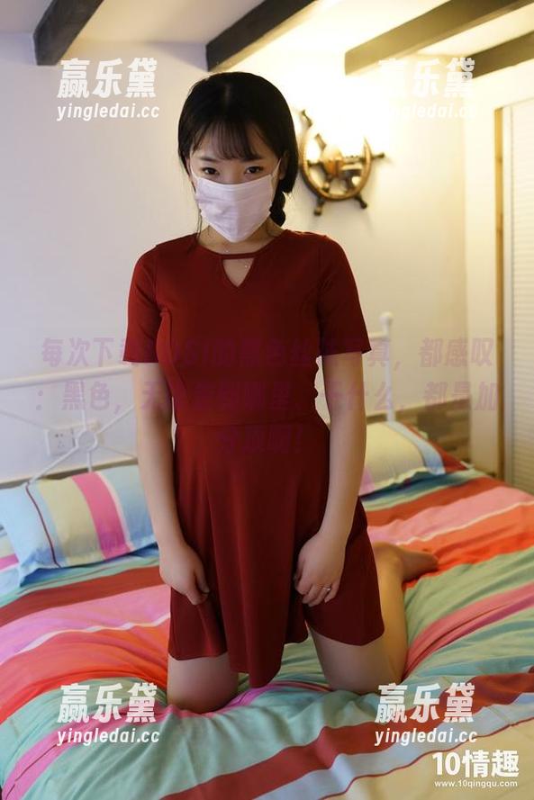 每次下载ROSI的黑色丝袜写真，都感叹：黑色，无论走到哪里、干什么，都是加分项啊！