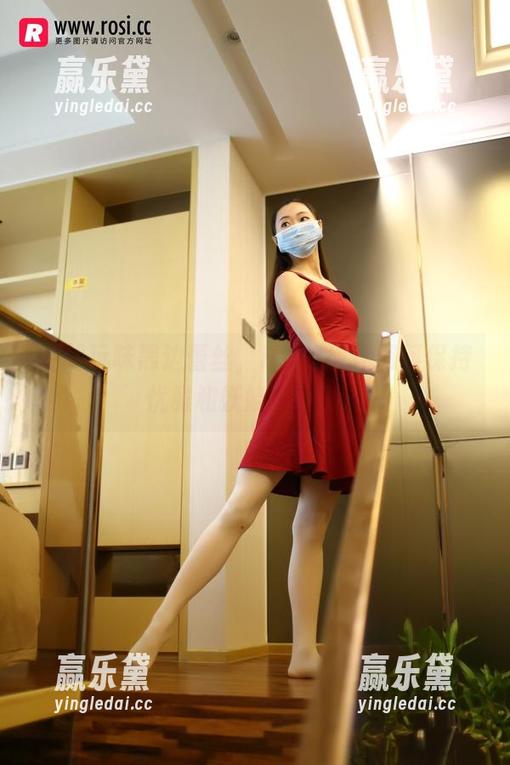 在线玩味黑边蕾丝，ROSI教你如何保持优雅和妖娆的平衡。