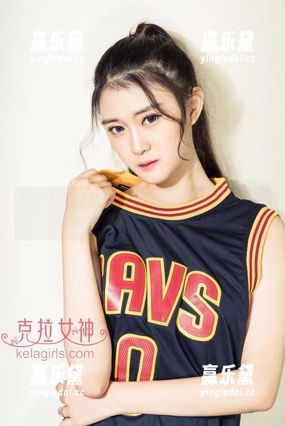 克拉女神-依娜丝 克拉女神 - 依娜丝的棉袜合集:是袜子吸引了我吗,还是她的脚?