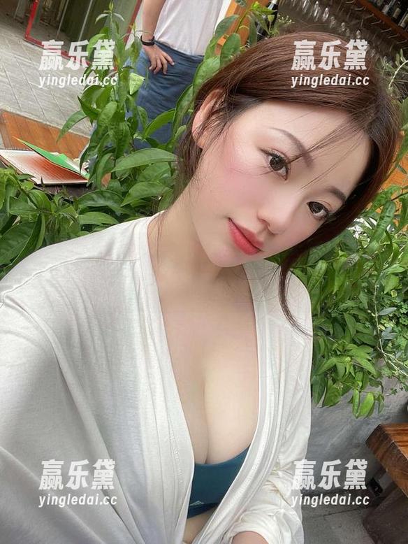 微密圈 - 哇，奶宝妹纸的美足太耀眼了——无圣光深夜福利，确保你心动。