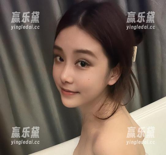 微密圈 - 不可思议的红色战衣，奶雯定制给你看不一样的可能！