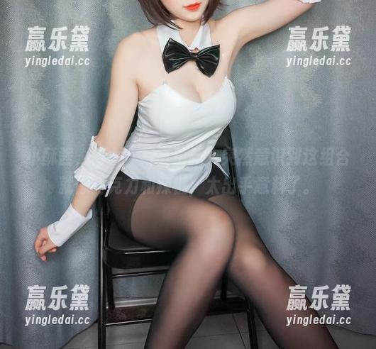 小酥酱 小酥酱,修女,写真更新,突然意识到这组合就像巧克力和辣椒,太出乎意料了。