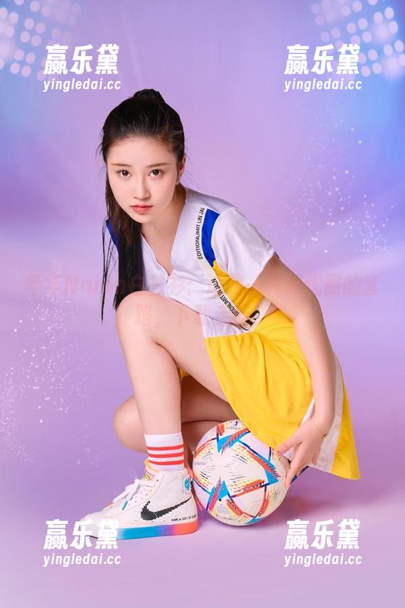 年年Nnian白衬衫：这是一种叫优雅的套路，下载走起！