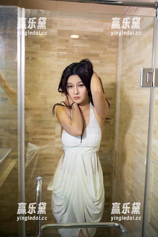 推女郎 - 看完谭冰的全套自拍，忍不住想说原图就是停车场里的风景！