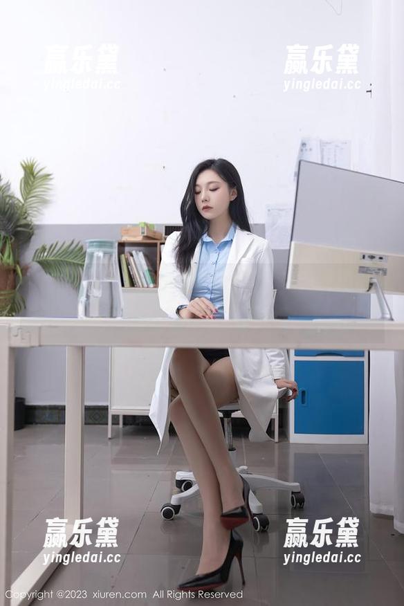 秀人网-sophie余冰 秀人网 - sophie余冰展现的美脚,下载前请先系好安全带,别被吸引摔了哦!