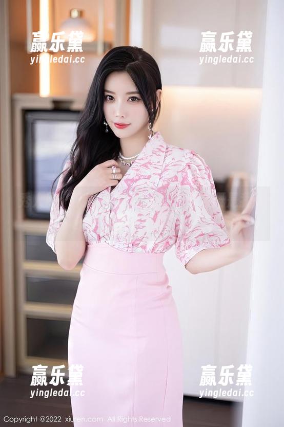 秀人网 - 刘婷婷的制服写真，大概是我见过的穿搭最有范儿的。