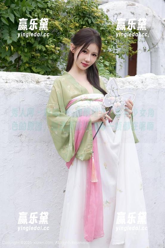 秀人网 - 呜呜……噜噜妞儿，拿着少女角色的原图，精选画面好像每一帧都在呢喃。