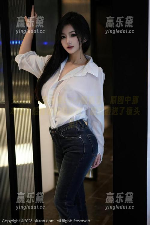 秀人网 - 陈怡曼coco的教室：原图中那本让人想打瞌睡的教材，居然搬进了镜头里！