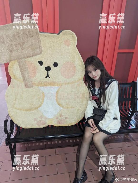 谁说泳池只能游泳？看芊芊酱w的原图，不花钱就能乐呵呵！