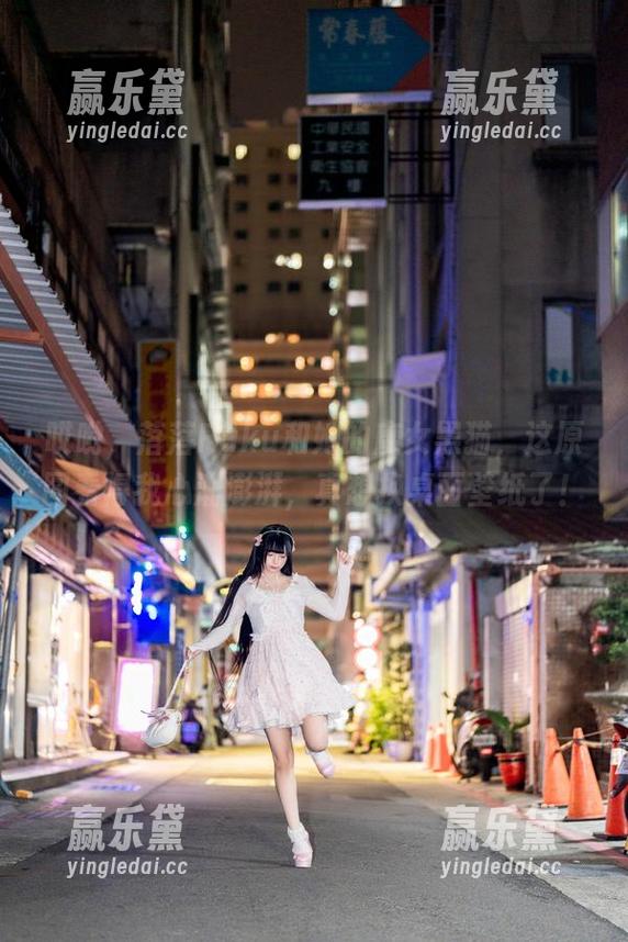 哎哟，落落Raku和她的魔女黑猫，这原图看得我心潮澎湃，真想换桌面壁纸了！