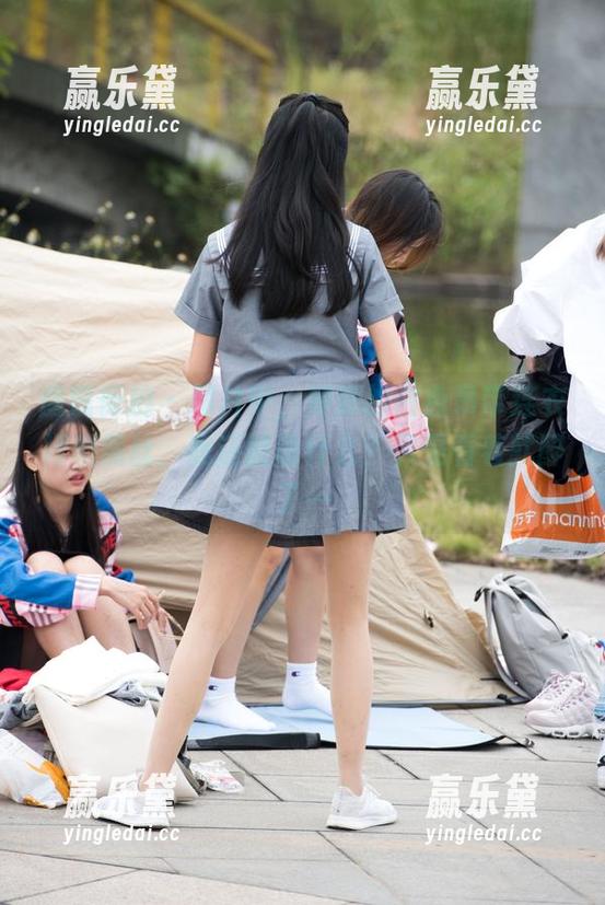 魔镜街拍-婷婷 魔镜街拍 - 图片中,婷婷的白色吊带连衣裙和黑丝,我还能说什么?只是看着就醉了…