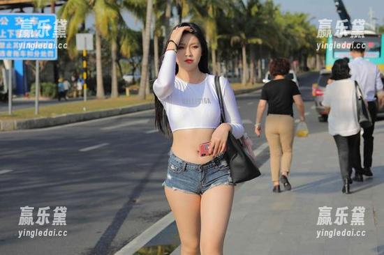 魔镜街拍-婷婷 魔镜街拍 - 谁说OL不能休闲?婷婷的灰裙和薄丝组合刷新了我的午后想象,原图来一发!