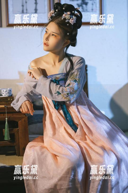 美图合集上线，鹿八岁baby这妖精就像迷失在花海里的公主！